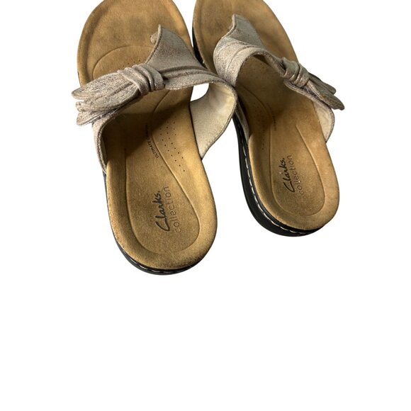 Clarks Collection Laurieann Rae Flip Flops Size 6M Bow Metallic Suede Sand - Picture 4 of 7